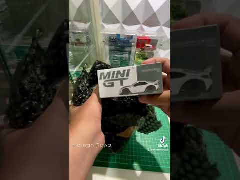 Cuma unbox paket Mini GT dari EMS Toys.